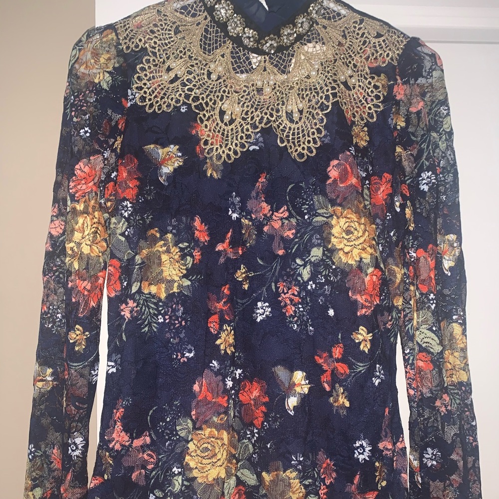 NEW beautiful floral blouse M/L